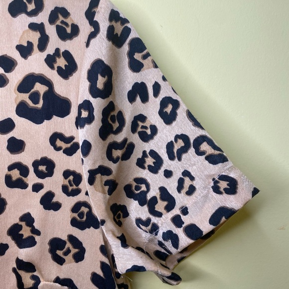 Vici Dress Size Medium Leopard Print Short Sleeve - Picture 4 of 11